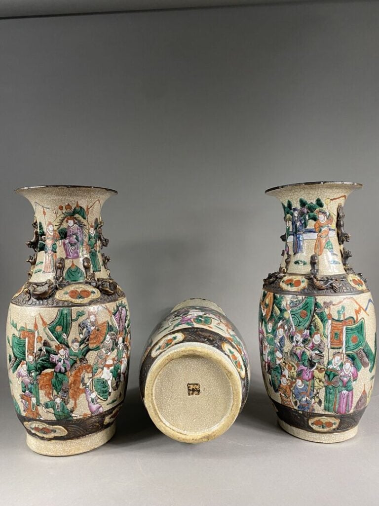 Chine - Suite de trois vases de Nankin en grès émaillé à décor de cavaliers dan…