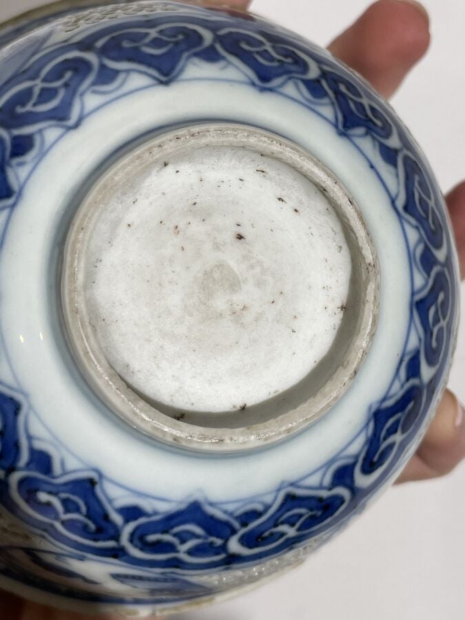 CHINE - XXème siècle - Une COUPELLE en porcelaine ajouré de résille - - (accide…