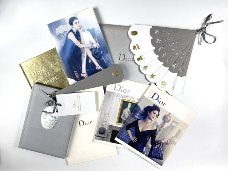 CHRISTIAN DIOR - Ensemble de documentation diverse comprenant des catalogues Di…