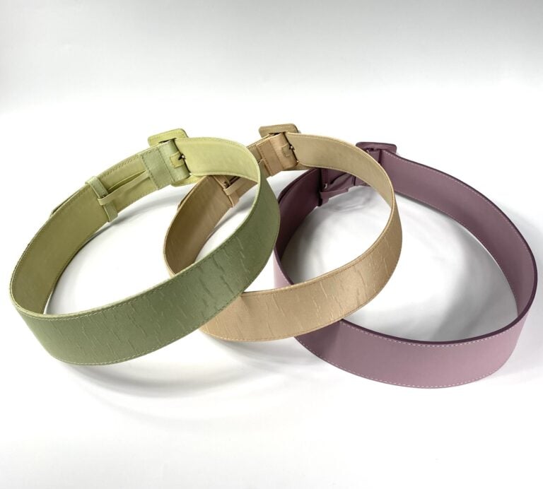 CHRISTIAN DIOR - Lot de trois ceintures dans les tons pastels : l'une en cuir l…