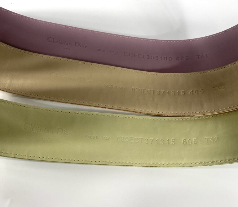 CHRISTIAN DIOR - Lot de trois ceintures dans les tons pastels : l'une en cuir l…