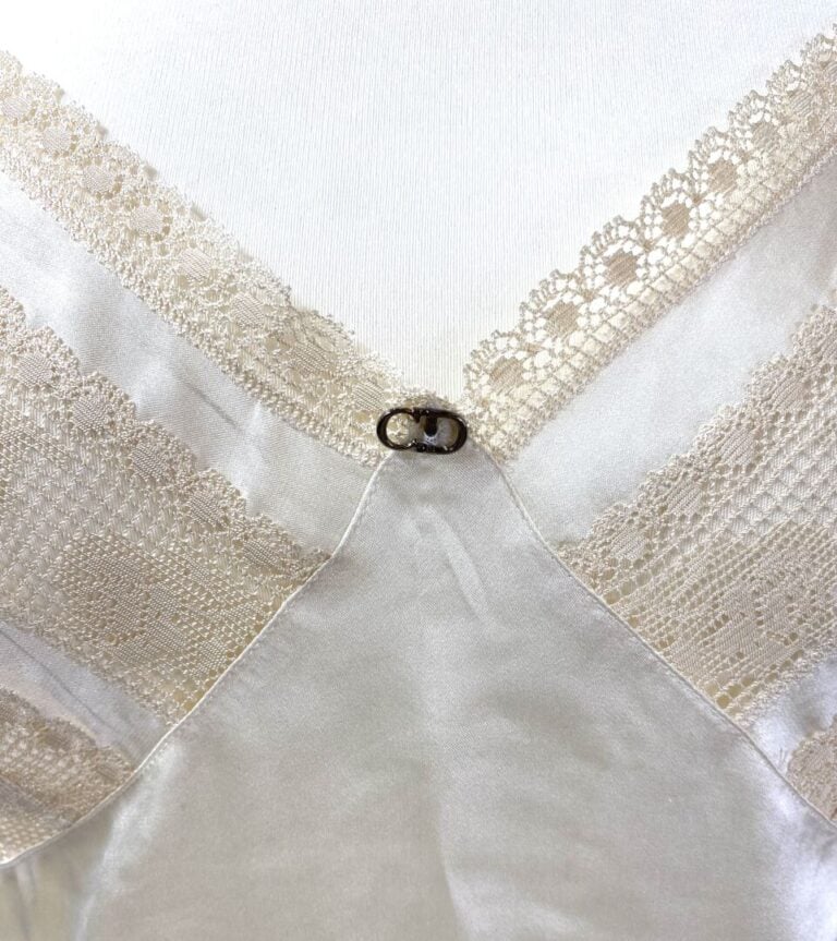 CHRISTIAN DIOR - Nuisette en satin de soie ivoire et dentelle beige fendue sur…