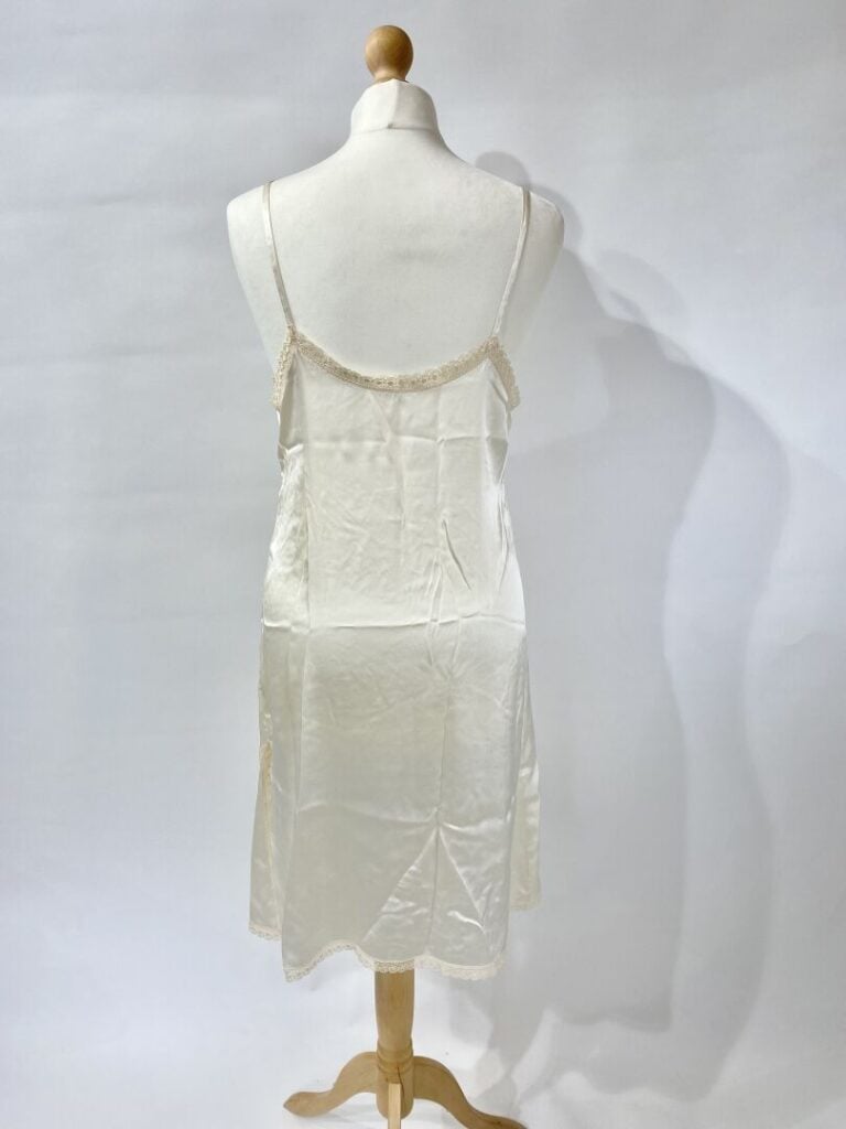 CHRISTIAN DIOR - Nuisette en satin de soie ivoire et dentelle beige fendue sur…