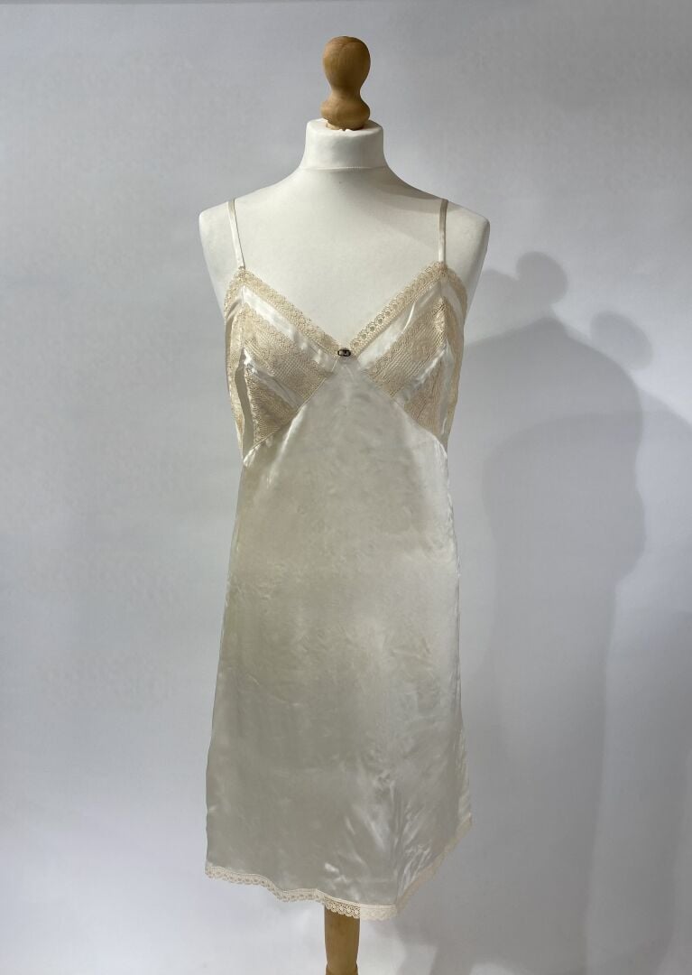 CHRISTIAN DIOR - Nuisette en satin de soie ivoire et dentelle beige fendue sur…