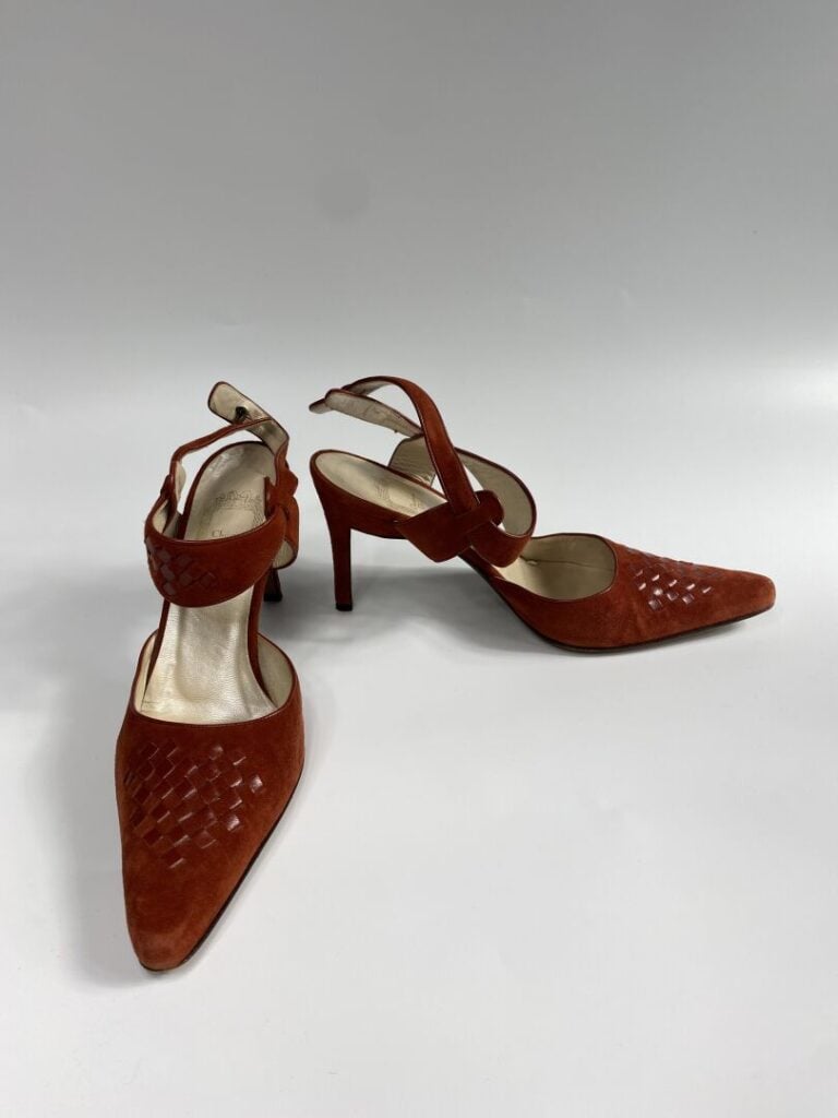 CHRISTIAN DIOR - Paire de mules à talon en daim et cuir tressé rouge brique (Po…