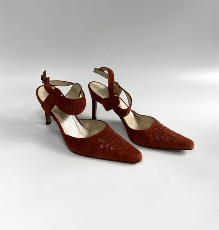 CHRISTIAN DIOR - Paire de mules à talon en daim et cuir tressé rouge brique (Po…