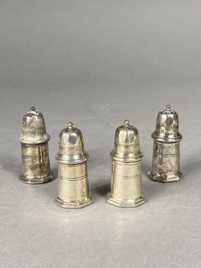 CHRISTOFLE - Ensemble de 4 salières et poivriers en métal argenté modèle "Villa…