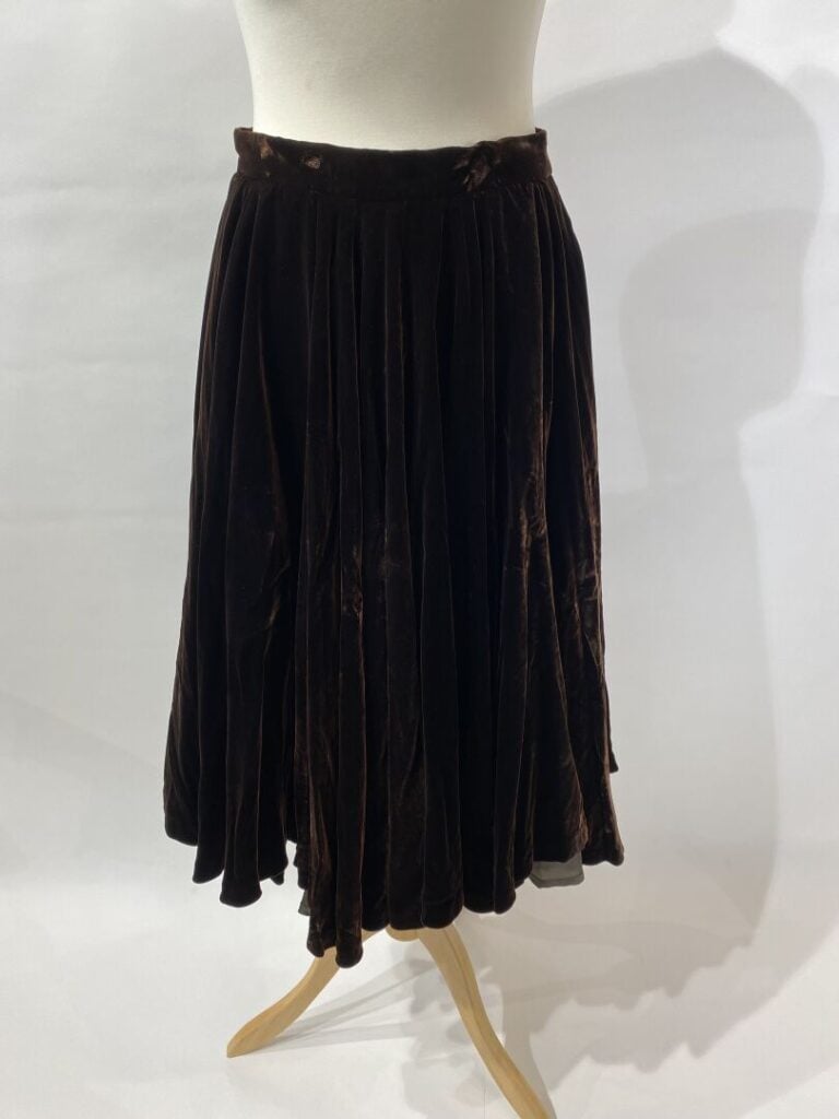 CLAUDE PÉTIN - Lot de vêtements comprenant une robe du soir en crêpe satin, jer…