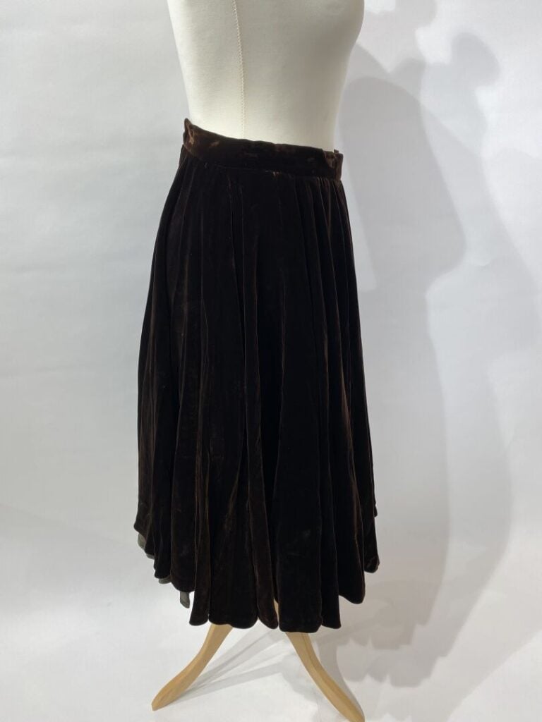 CLAUDE PÉTIN - Lot de vêtements comprenant une robe du soir en crêpe satin, jer…
