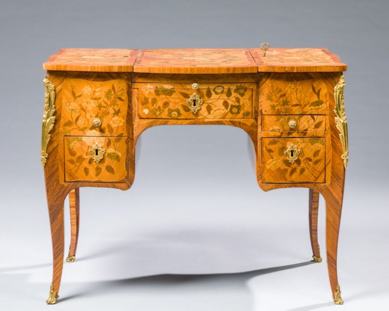 Coiffeuse marquetée à riche décor de branchages fleuris et feuillagés noués en…