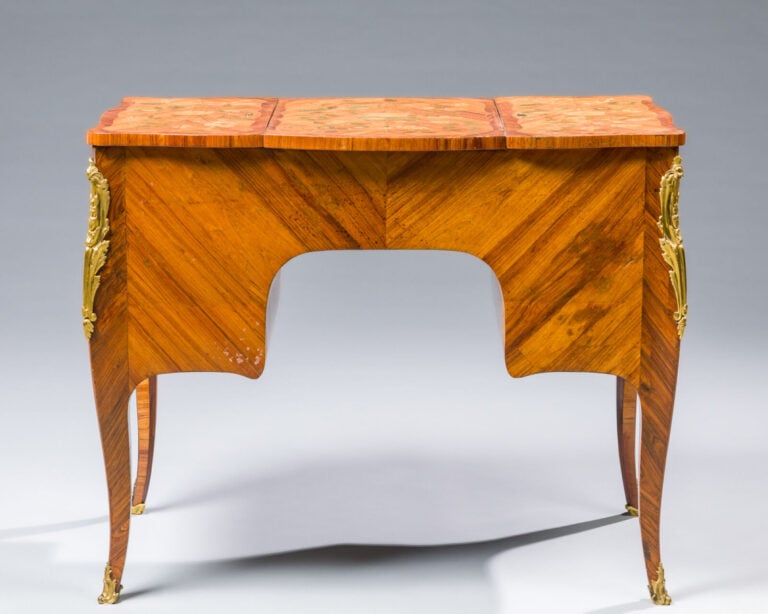 Coiffeuse marquetée à riche décor de branchages fleuris et feuillagés noués en…