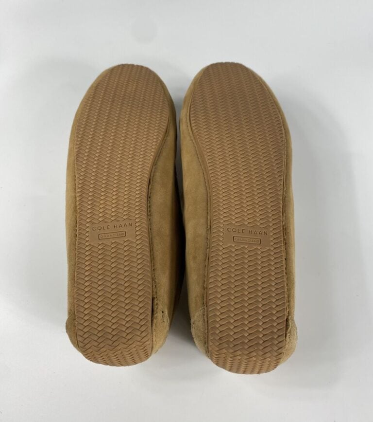 COLE HAAN, REQINS - Lot de deux paires de chaussures en daim brun comprenant un…