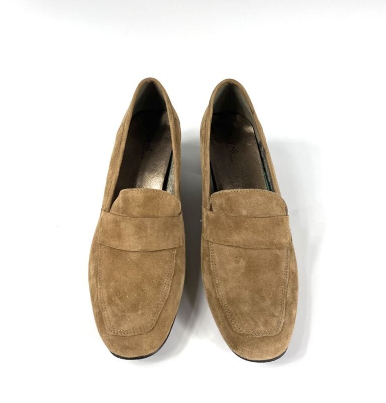 COLE HAAN, REQINS - Lot de deux paires de chaussures en daim brun comprenant un…