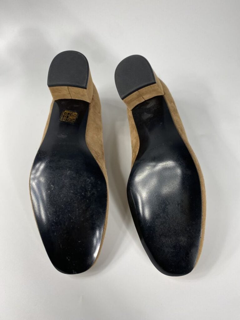COLE HAAN, REQINS - Lot de deux paires de chaussures en daim brun comprenant un…