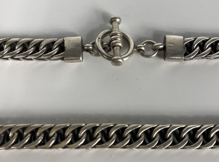 Collier chaîne en argent (925) à maille plate. - Poids brut : 72,59 g