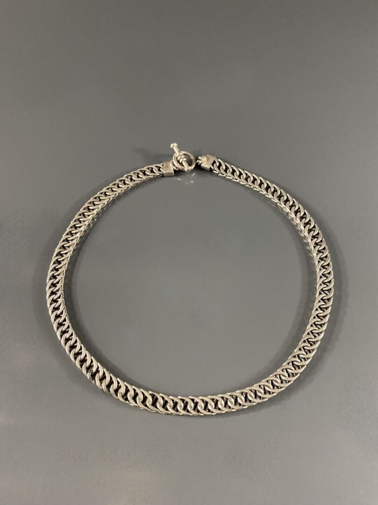 Collier chaîne en argent (925) à maille plate. - Poids brut : 72,59 g