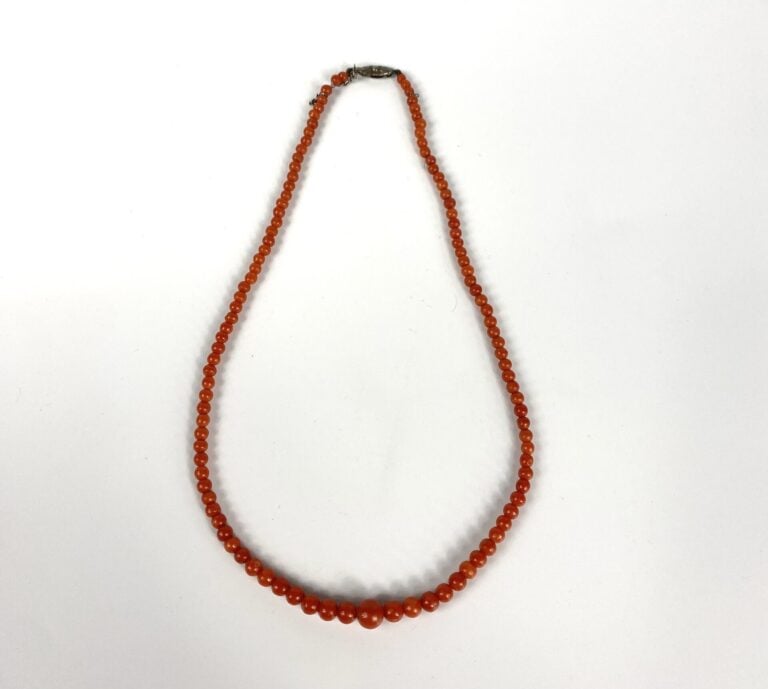Collier de perles de corail disposées en chute, fermoir navette en argent (800)…