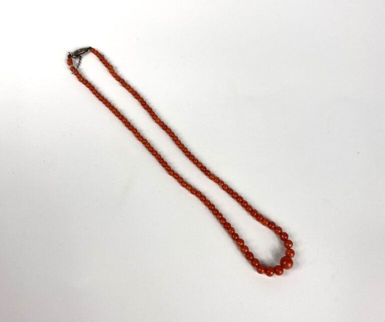 Collier de perles de corail disposées en chute, fermoir navette en argent (800)…