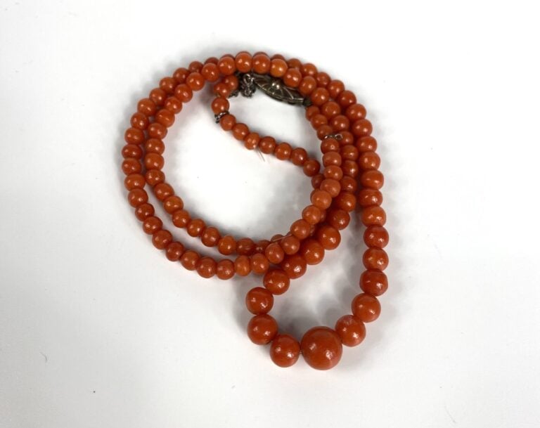 Collier de perles de corail disposées en chute, fermoir navette en argent (800)…