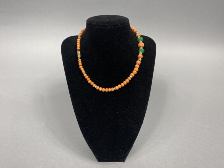 Collier en de perles de corail orange (Corallium spp) et anneaux en jadéite pro…