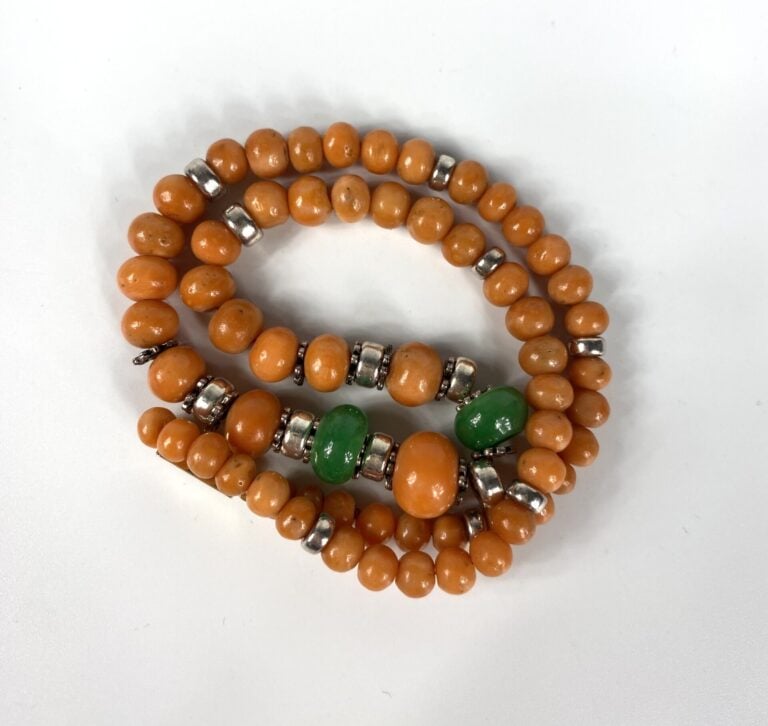 Collier en de perles de corail orange (Corallium spp) et anneaux en jadéite pro…