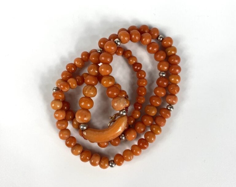 Collier en perles de corail rouge (Corallium spp) et petites perles grises, fer…