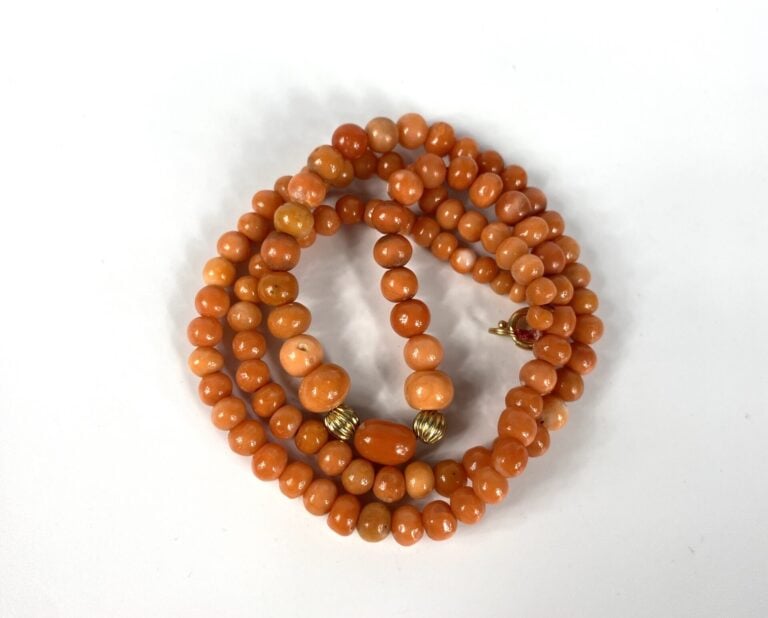 Collier en perles de corail rouge orangé (Corallium spp) et petites boules godr…