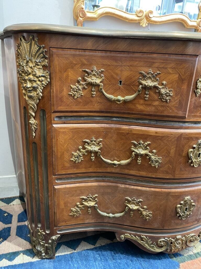 Commode à façade arbalète en bois de placage ouvrant par quatre tiroirs sur tro…