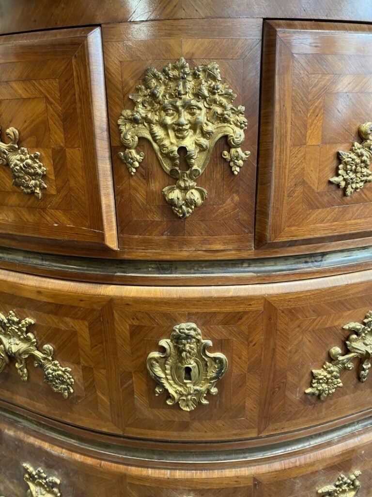 Commode à façade arbalète en bois de placage ouvrant par quatre tiroirs sur tro…
