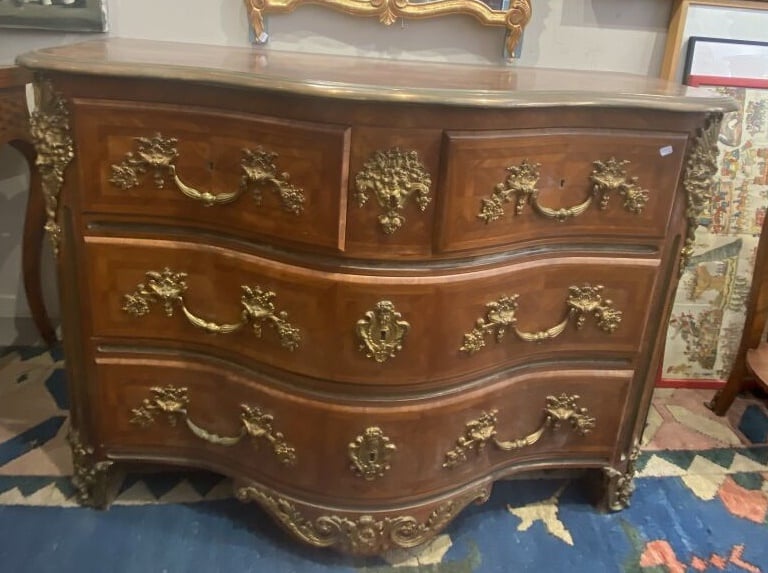 Commode à façade arbalète en bois de placage ouvrant par quatre tiroirs sur tro…