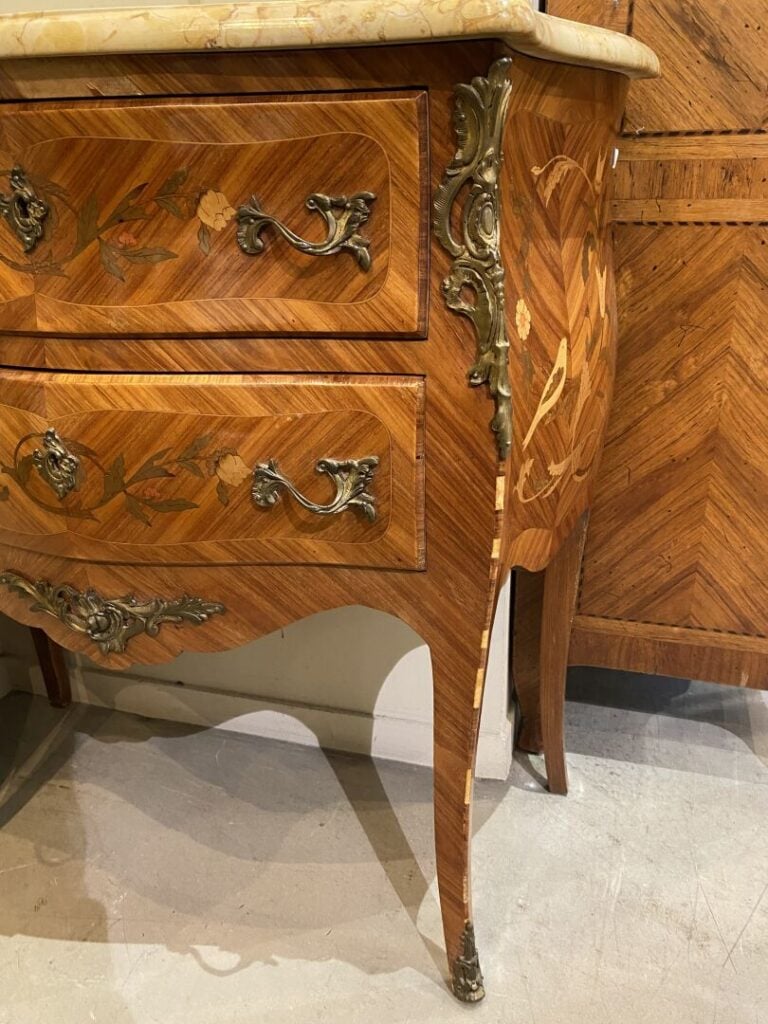 Commode à façade galbée en bois de placage à décor de marqueterie florale ouvra…