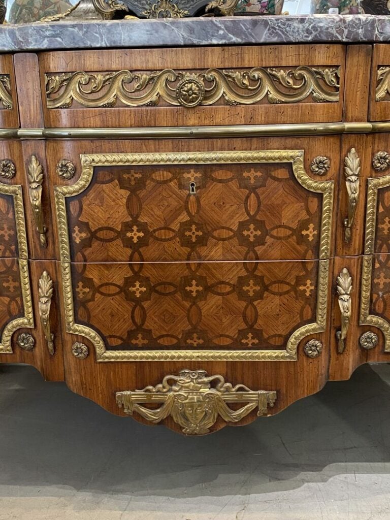 Commode à ressaut central en bois de placage ouvrant par trois tiroirs en façad…