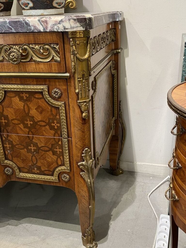 Commode à ressaut central en bois de placage ouvrant par trois tiroirs en façad…