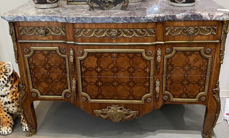 Commode à ressaut central en bois de placage ouvrant par trois tiroirs en façad…