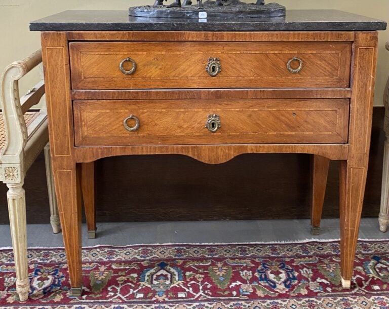 Commode en bois ouvrant par deux tiroirs, dessus de marbre - 81 x 93 x 39 cm