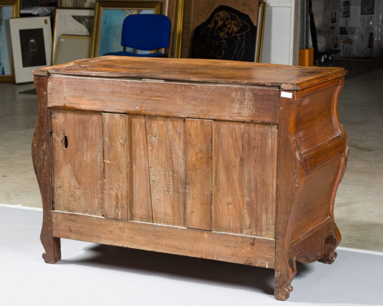 Commode en noyer mouluré et sculpté ; de forme légèrement cintrée, elle ouvre p…