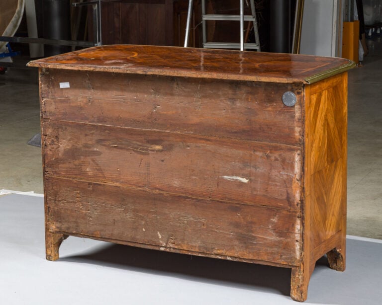 Commode marquetée d'amarante et bois de violette à décor de frisage dans des en…