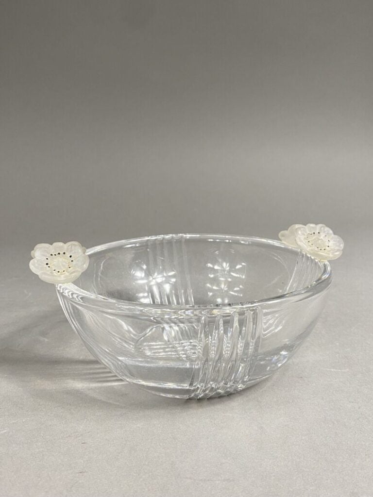 Coupe en verre moulé à décor en applique de petites anémones dans l'esprit de L…