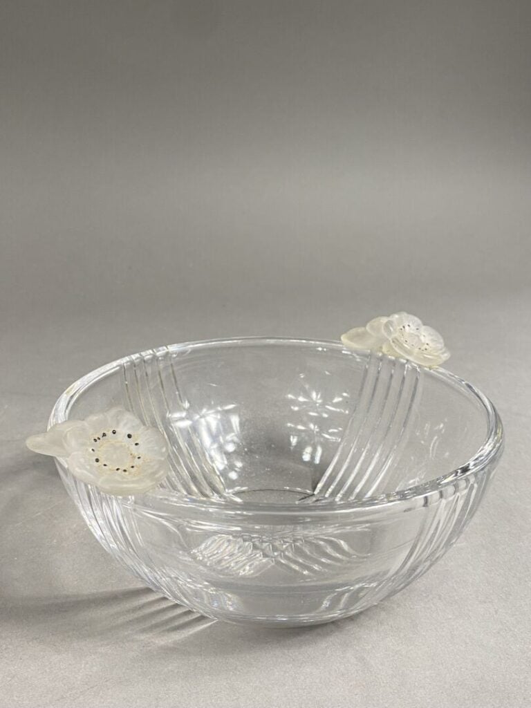 Coupe en verre moulé à décor en applique de petites anémones dans l'esprit de L…