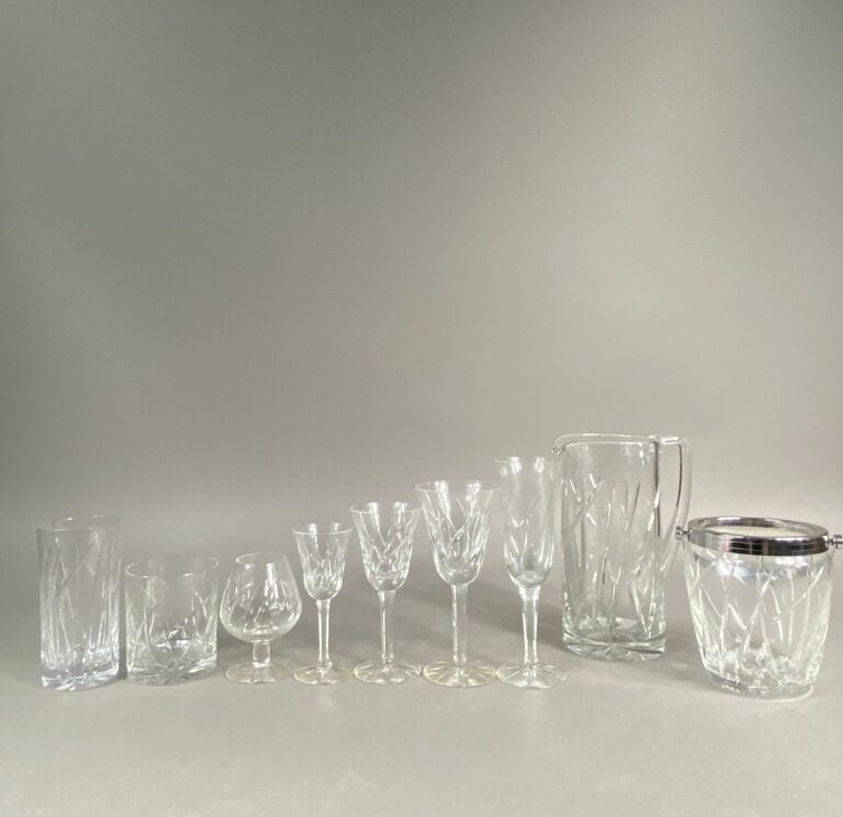 Cristallerie de Lorraine ? - Partie de service en cristal taillé comprenant env…
