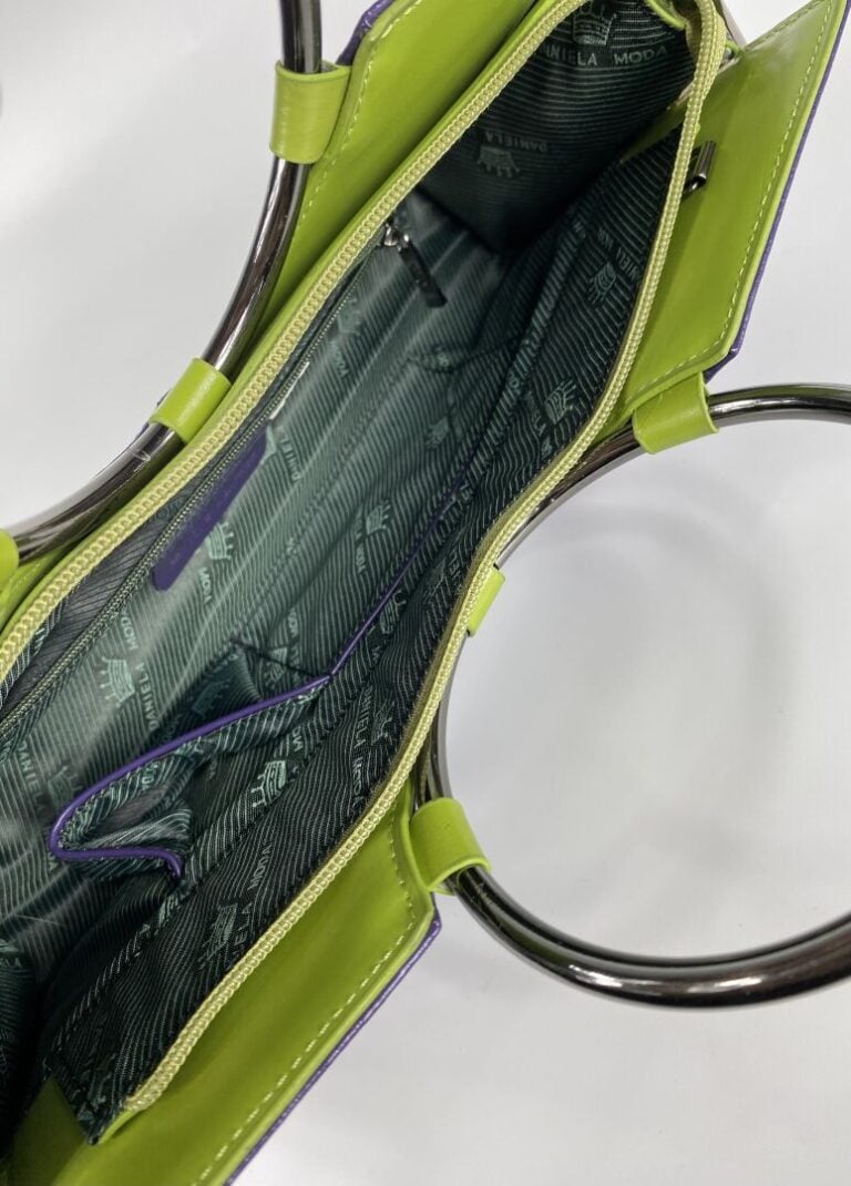 DANIEL AMODA - Petit sac rectangulaire en cuir bicolore aubergine et vert pomme…