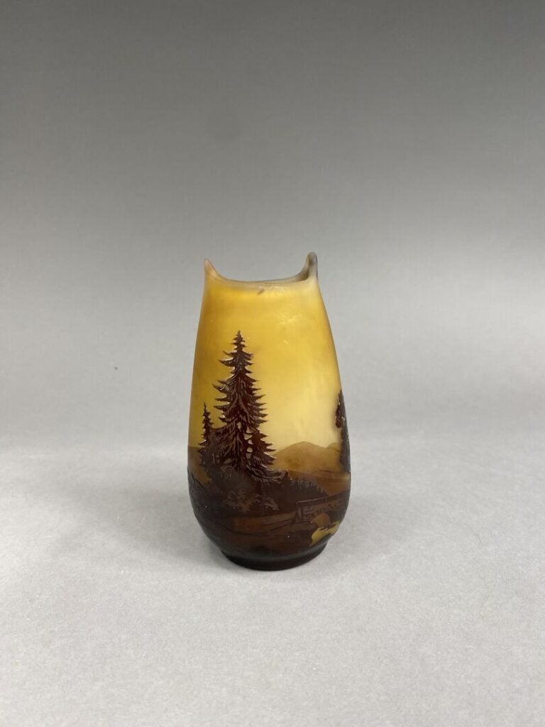 DELATTE André (1887-1953), Nancy - Vase ovoïde en verre multicouche, le col à d…