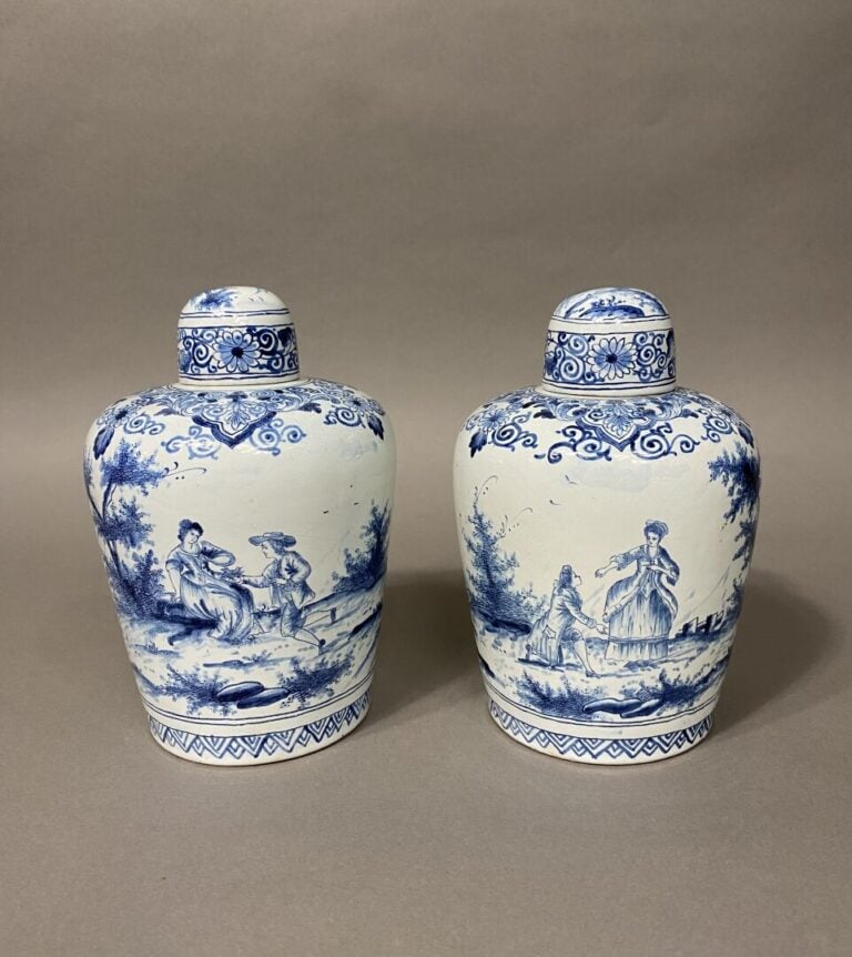 Delft, Dans le goût - Paire de pots couverts à décor en camaïeu bleu de scènes…