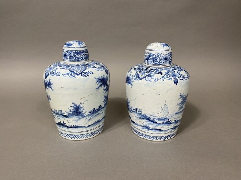 Delft, Dans le goût - Paire de pots couverts à décor en camaïeu bleu de scènes…