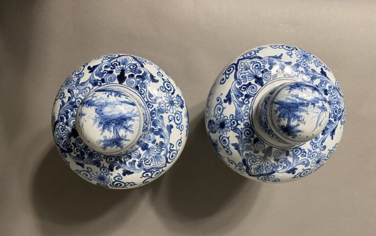 Delft, Dans le goût - Paire de pots couverts à décor en camaïeu bleu de scènes…