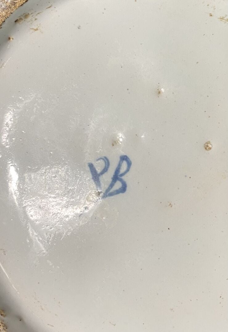 Delft, Dans le goût - Paire de pots couverts à décor en camaïeu bleu de scènes…
