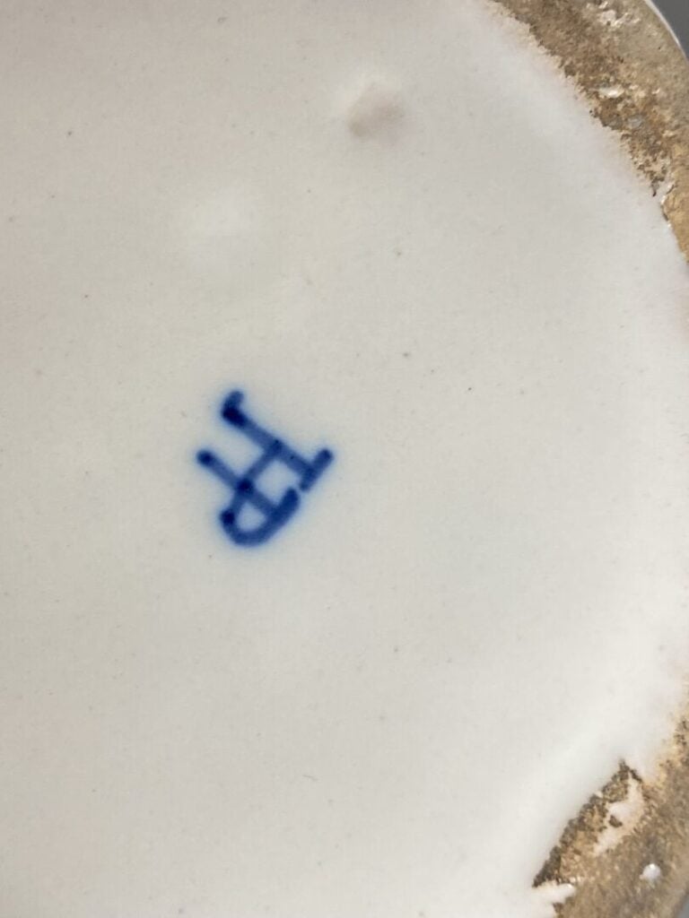 Delft, dans le goût - Paire de vases bouteilles en faïence émaillée à décor d'o…