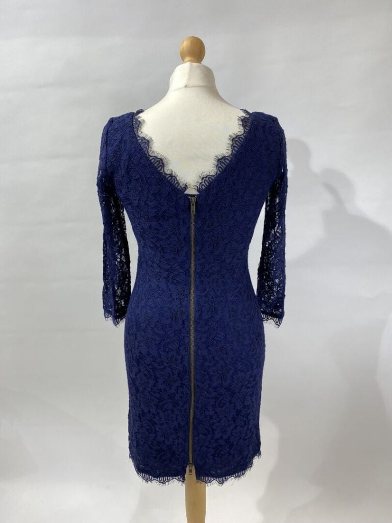DIANE VON FURSTENBERG - Robe courte en dentelle marine, manches 3/4. - Taille i…