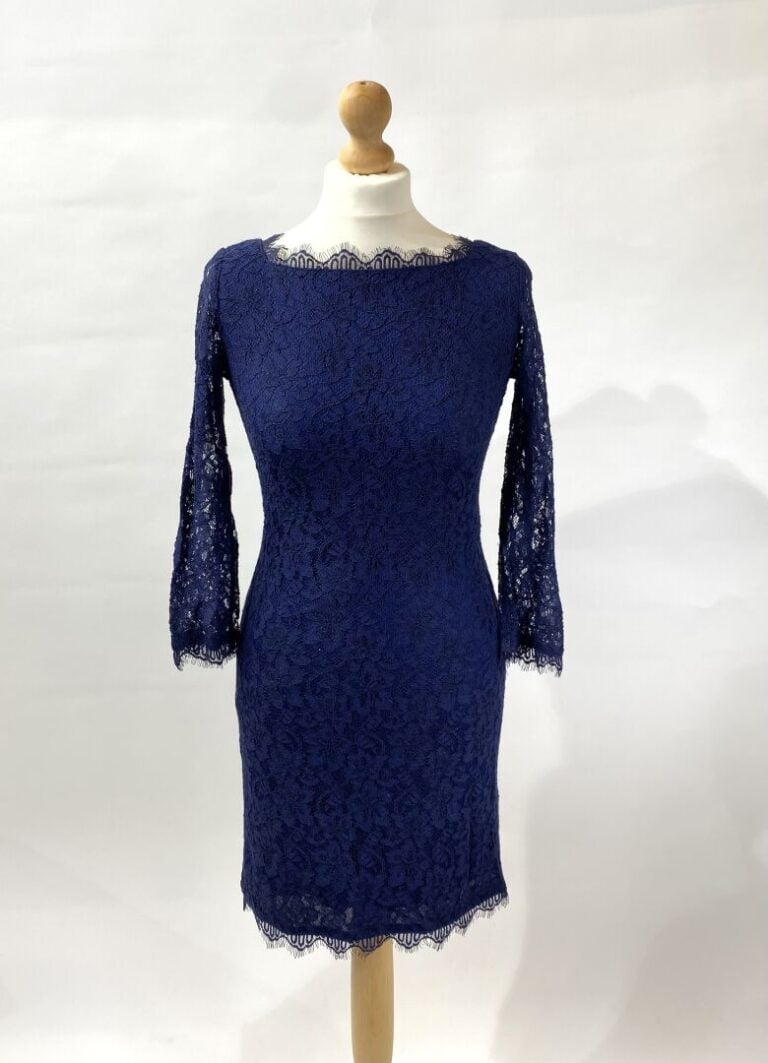 DIANE VON FURSTENBERG - Robe courte en dentelle marine, manches 3/4. - Taille i…