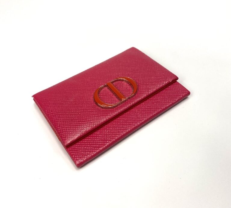 DIOR - Petit miroir de sac rectangulaire en simili cuir grainé fuchsia siglé "C…